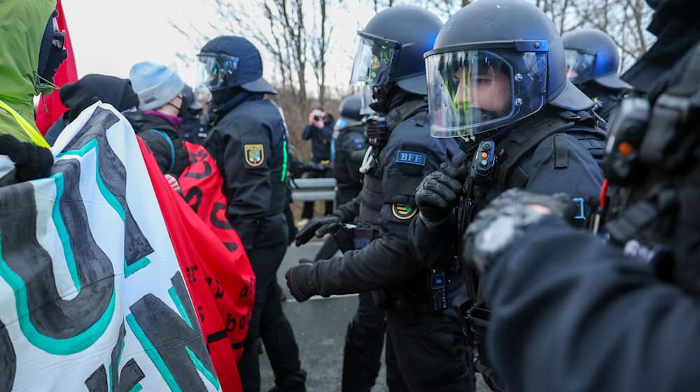 Die Polizei war am 11. Januar in Riesa mit einem Großaufgebot im Einsatz. (Archivbild) / Foto: Jan Woitas/dpa