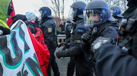 Die Polizei war am 11. Januar in Riesa mit einem Großaufgebot im Einsatz. (Archivbild) / Foto: Jan Woitas/dpa