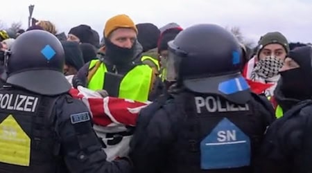 Es ging hoch her: Demonstranten und Polizei beim AfD-Parteitag in Riesa. Foto: A. Langerfeld