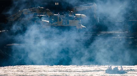 Demolition of part of Carola Bridge continues until the end of March / Photo: Robert Michael/dpa