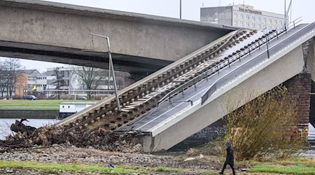 The demolition work on Dresden's Carola Bridge is not exactly on schedule / Photo: Robert Michael/dpa