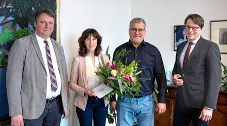 Rita Horschig wurde mit einem großen Blumenstrauß von Stema-Geschäftsführer Michael Jursch (2.v.r.) verabschiedet, mit dabei Prokurist Marcus Antrack (r.) und der für Baumärkte zuständige Vertriebsleiter Thomas Hallwaß. Foto: Stema