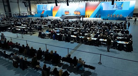 El segundo día, los delegados de la AfD llegan sin problemas al centro de conferencias del partido en Riesa. El día anterior hubo protestas y bloqueos en la ciudad sajona / Foto: Sebastian Kahnert/dpa.