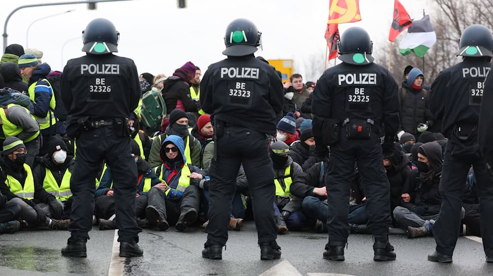 W juniju 2022 bě zwjazkowy zjězd AfD w Riesy. Tež tehdy su protestowali. Tónraz maja demonstracije a blokady pak wjace wuskutkow. / Foto: Jan Woitas/dpa