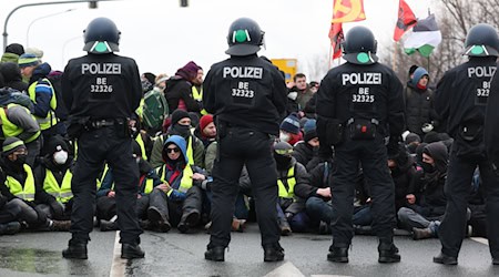 En junio de 2022, hubo una conferencia nacional del partido AfD en Riesa. También entonces hubo protestas. Esta vez, sin embargo, las manifestaciones y los bloqueos tuvieron un mayor impacto. / Foto: Jan Woitas/dpa