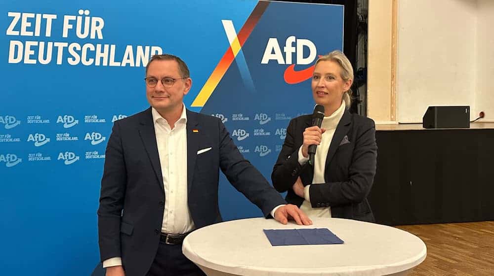 En el dúo de líderes de la AfD, el colíder Tino Chrupalla (i.) da un paso atrás en favor de Alice Weidel, a quien el partido pone en el punto de mira como candidata a canciller en la campaña electoral al Bundestag.  / Foto: Jörg Ratzsch/dpa