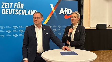 W načolnym duchu AfD nastupi Co-šef Tino Chrupalla (l.) kročel wróćo za Alice Weidel, kotraž so ze strony jako kanclerska kandidatka we wólbnym boju do rampy sunje.  / Foto: Jörg Ratzsch/dpa