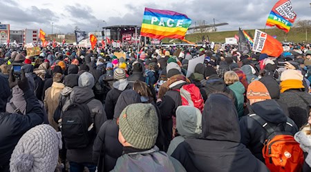 Gut 10.000 Menschen haben am vergangenen Samstag gegen den Bundesparteitag der AfD in Riesa demonstriert. (Archivbild) / Foto: Daniel Wagner/dpa