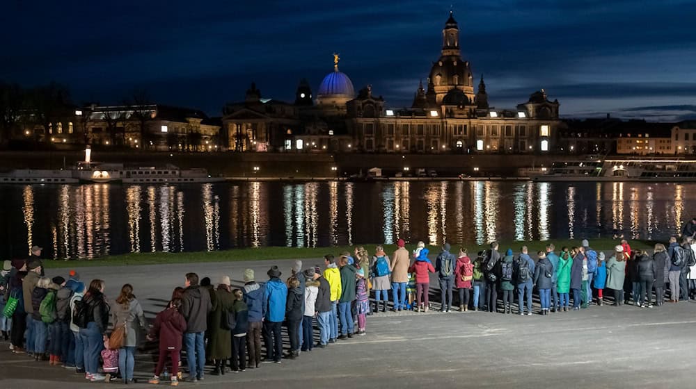 Tausende sollen am 80. Jahrestag der Zerstörung Dresdens wieder eine Menschenkette um die Innenstadt bilden. (Archivbild) / Foto: Matthias Rietschel/dpa-Zentralbild/dpa