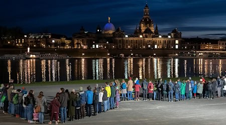 Tausende sollen am 80. Jahrestag der Zerstörung Dresdens wieder eine Menschenkette um die Innenstadt bilden. (Archivbild) / Foto: Matthias Rietschel/dpa-Zentralbild/dpa