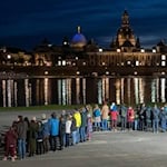 Tausende sollen am 80. Jahrestag der Zerstörung Dresdens wieder eine Menschenkette um die Innenstadt bilden. (Archivbild) / Foto: Matthias Rietschel/dpa-Zentralbild/dpa