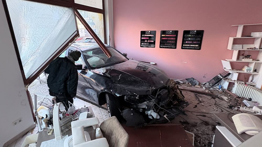 Ein Auto ist bei einem Unfall in Leipzig in ein Schaufenster gefahren. / Foto: News5 / Christian Grube/NEWS5/dpa