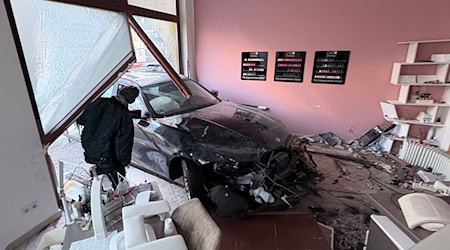 Ein Auto ist bei einem Unfall in Leipzig in ein Schaufenster gefahren. / Foto: News5 / Christian Grube/NEWS5/dpa