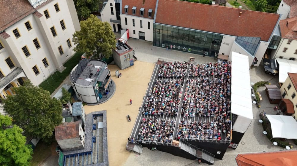 Alice im Wunderland beim Bautzener Theatersommer 2025 im malerischen Hof der Ortenburg