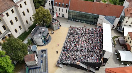 Alice im Wunderland beim Bautzener Theatersommer 2025 im malerischen Hof der Ortenburg