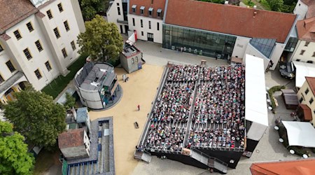 Blick in den Hof der Ortenburg Bautzen während des Theatersommers