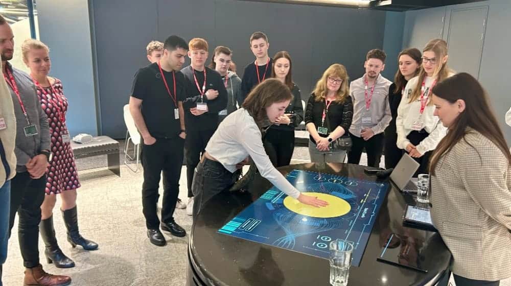 Schüler besuchen beim Planspiel Börse ein Finanzcenter. Foto: Sparkasse