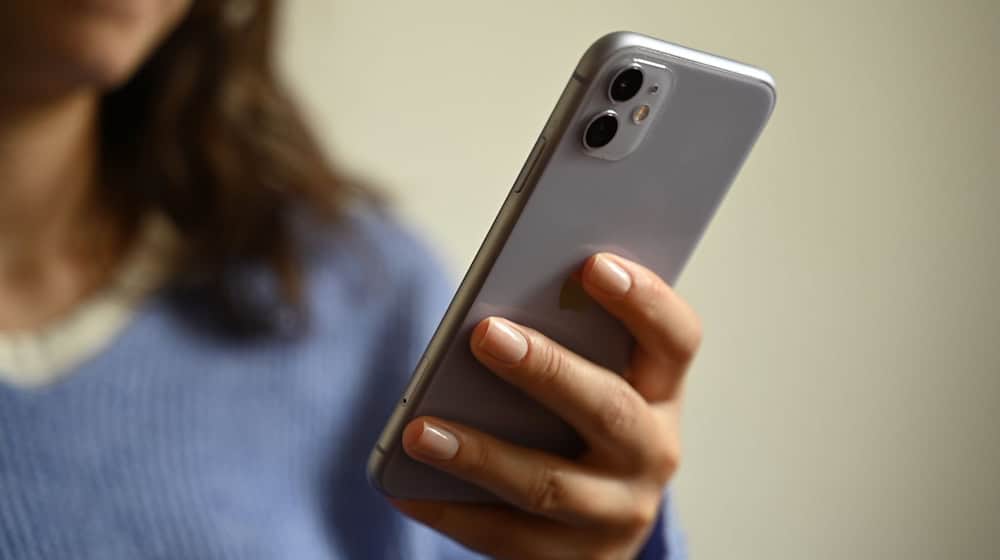 Der Betrüger zeigte den Opfern zum Beweis die Überweisung auf dem Smartphone. (Symbolbild) / Foto: Helena Dolderer/dpa/dpa-tmn