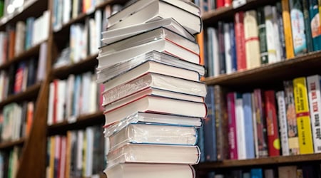 Ein Bücherregal in Leipzig soll mit möglichst vielen fremdsprachigen Büchern gefüllt werden. (Symbolbild) / Foto: Frank Rumpenhorst/dpa/Frank Rumpenhorstdpa