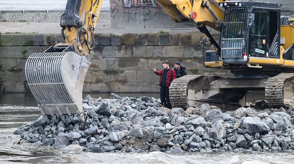 Bei den Abrissarbeiten an der teilweise eingestürzten Carolabrücke in Dresden ist am Morgen eine Bombe gefunden worden. / Foto: Robert Michael/dpa