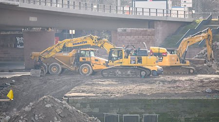 Bombowi znješkódnjerjo přewodźeja bagrowe dźěła na Drježdźanskim Carolabrücke / Foto: Robert Michael/dpa