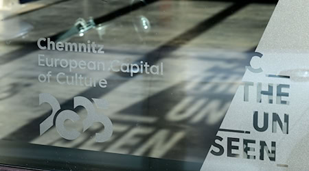 Das Motto der Kulturhauptstadt Chemnitz «C The Unseen» zeichnet sich als Schatten auf dem Boden des Welcome Centers in Chemnitz ab. (Archivbild) / Foto: Hendrik Schmidt/dpa