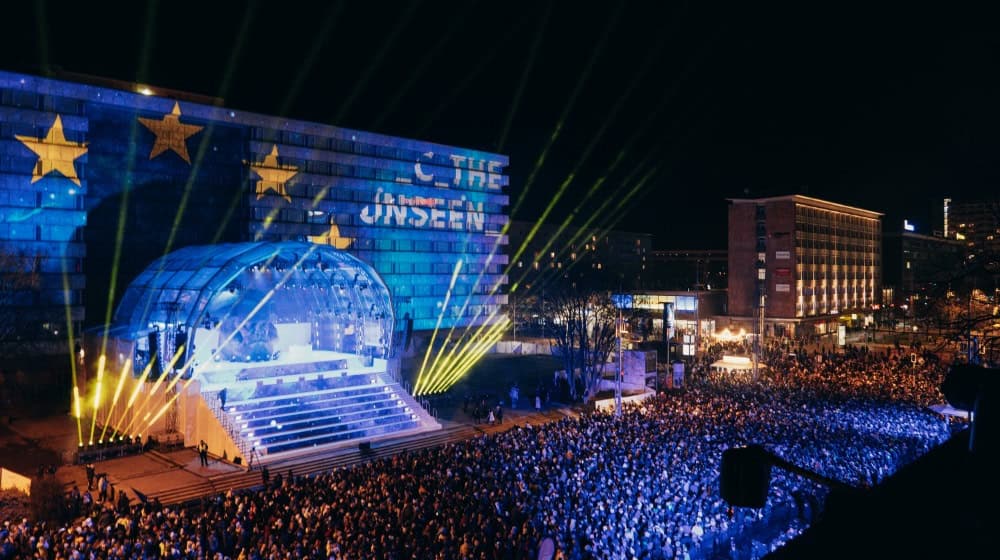 80.000 personas celebraron una gran fiesta de inauguración en el centro de Chemnitz y el Presidente Federal Frank-Walter Steinmeier declaró abierta la Capital Europea de la Cultura Chemnitz 2025 en su discurso de bienvenida / Imagen: Volkswagen / Fotógrafo: Christian Nopper