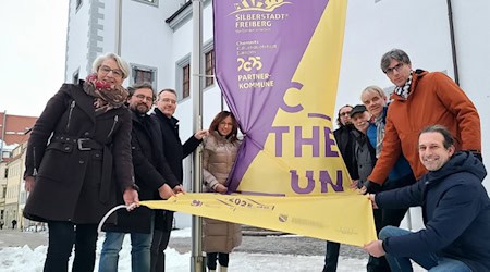 Organisatoren der Stadt Freiberg, aus Kulturvereinen, Theater und Dom hissen die Kulturhauptstadtfahne