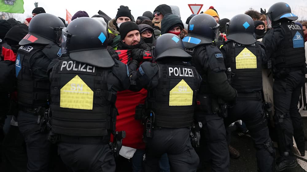 Der Polizeieinsatz beim AfD-Bundesparteitag in Riesa steht in der Kritik (Archivbild). / Foto: Jan Woitas/dpa