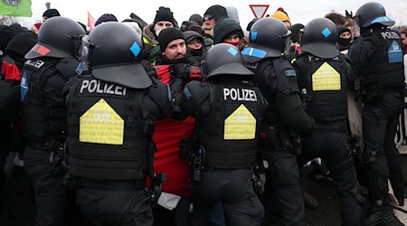 Der Polizeieinsatz beim AfD-Bundesparteitag in Riesa steht in der Kritik (Archivbild). / Foto: Jan Woitas/dpa