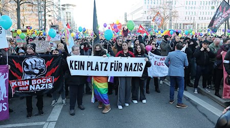 Sta ludźi wobdźěla so w Kamjenicy na demonstracijach. / Foto: Jan Woitas/dpa