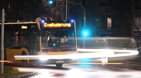 Nach dem Bombenfund laufen umfassende Evakuierungen in Dresden. / Foto: Robert Michael/dpa