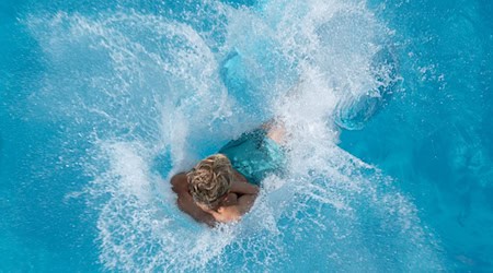 Dresden's swimming pools have drawn a positive visitor balance for 2024. (Archive image) / Photo: Sebastian Kahnert/dpa