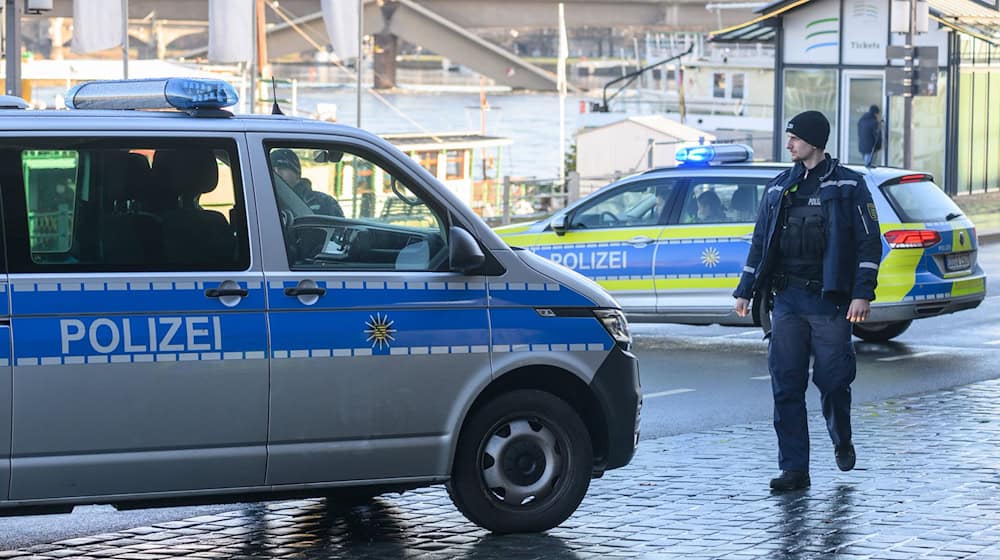 Die Polizei sperrte nach dem Bombenfund den unmittelbaren Bereich am Terassenufer und am Rathenauplatz ab. / Foto: Robert Michael/dpa