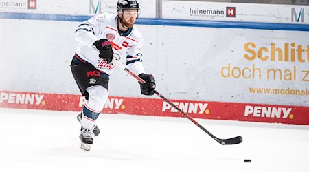 Bei Dane Fox, Stürmer von Eishockey-Zweitligist Dresdner Eislöwen, liegt ein auffälliges Testergebnis vor. / Foto: Matthias Balk/dpa