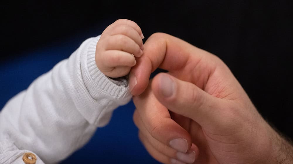 Abdullah und Bennet eröffnen das Geburtsjahr 2025. (Symbolbild) / Foto: Marijan Murat/dpa