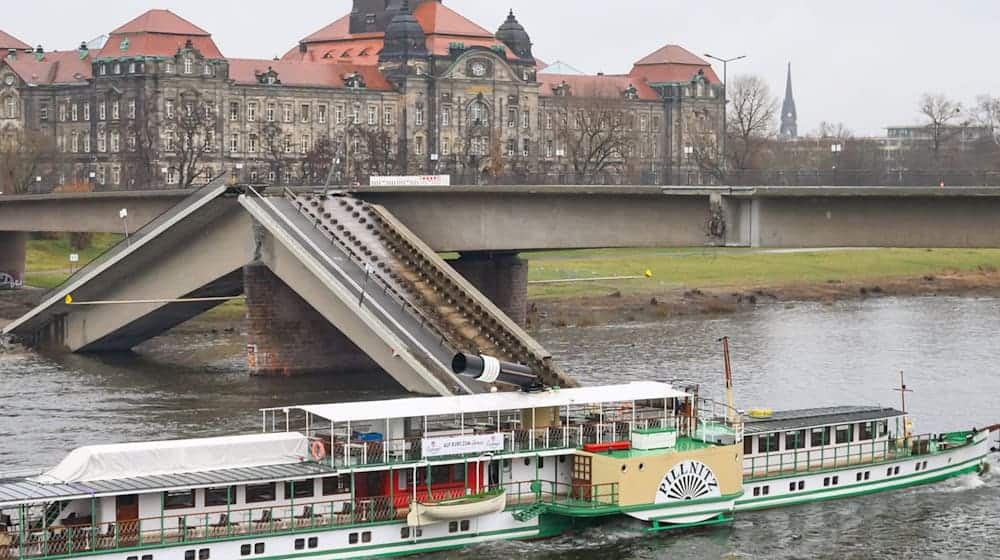 Aún sin pasajeros: El vapor de ruedas "Pillnitz" pasa bajo el puente Carola parcialmente derrumbado / Foto: Robert Michael/dpa