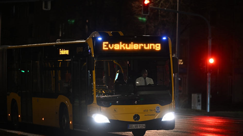 Der Start der Evakuierung im Sperrbereich um die Fliegerbombe in Dresden wird durch Sirenengeheul markiert. (Bild aktuell) / Foto: Robert Michael/dpa