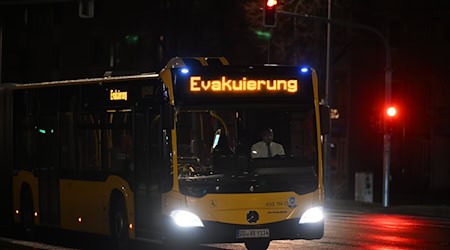 Der Start der Evakuierung im Sperrbereich um die Fliegerbombe in Dresden wird durch Sirenengeheul markiert. (Bild aktuell) / Foto: Robert Michael/dpa