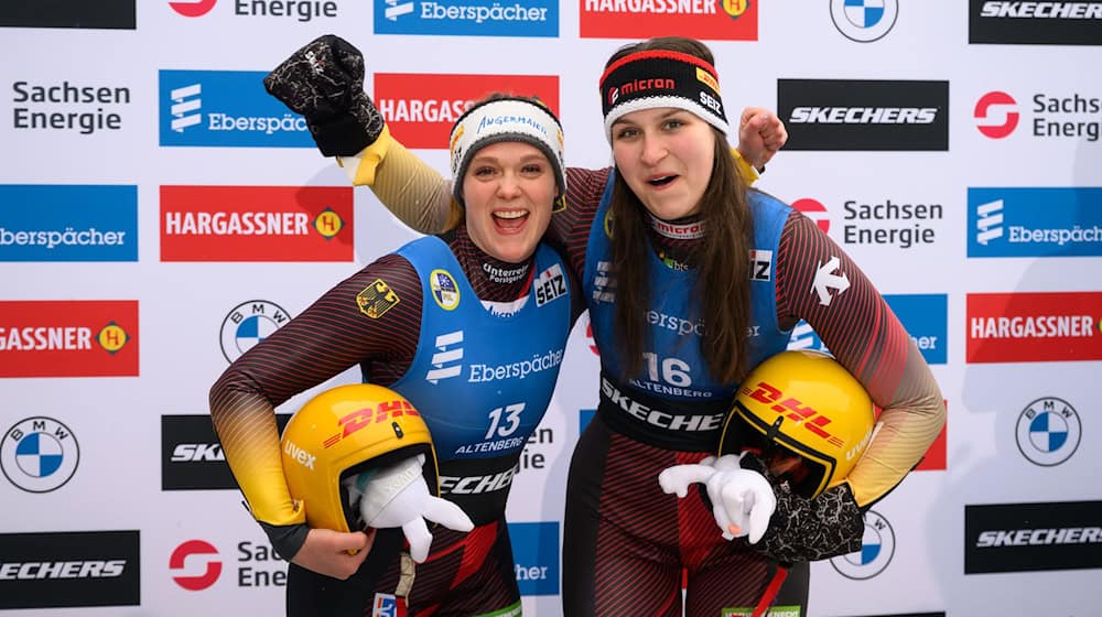 Anna Berreiter (i) y Merle Fräbel celebran el podio de luge / Foto: Robert Michael/dpa