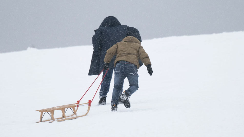 In höheren Lagen bleibt der Schnee liegen, während das Tiefland eisig wird. (Archivbild) / Foto: Sebastian Kahnert/dpa