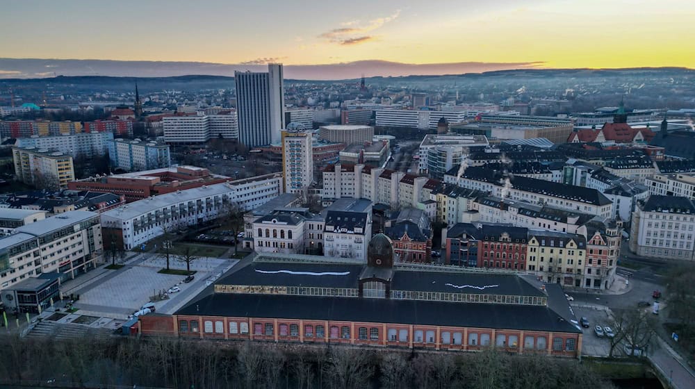 Pohlad přez Kamjenicu z historiskej wikowej halu na prěnim městnje. W Kamjenicy dyrbješe so móst za pěškow ze statiskich přičin zawrěć. / Foto: Hendrik Schmidt/dpa