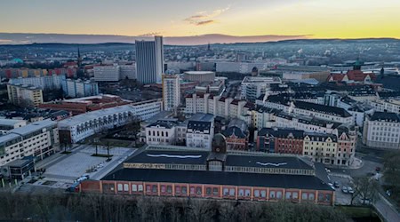 Vista de Chemnitz con el histórico mercado en primer plano. Un puente peatonal de Chemnitz tuvo que cerrarse por motivos estructurales. / Foto: Hendrik Schmidt/dpa