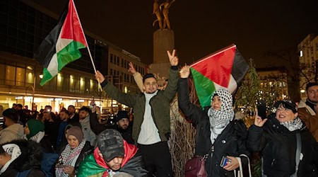 Spontankundgebung in Berlin nach Bekanntwerden des Gaza-Deals. / Foto: Jörg Carstensen/dpa