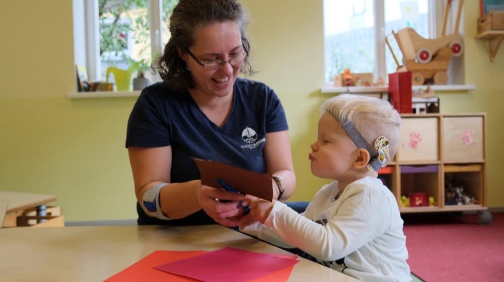  Integrationsarbeit heute: Bei der 1:1 Betreuung kann individuell auf die Interessen der Kinder eingegangen werden, um sie für ihre Förderung zu nutzen. Foto: Kinderarche