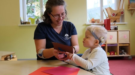  Integrationsarbeit heute: Bei der 1:1 Betreuung kann individuell auf die Interessen der Kinder eingegangen werden, um sie für ihre Förderung zu nutzen. Foto: Kinderarche