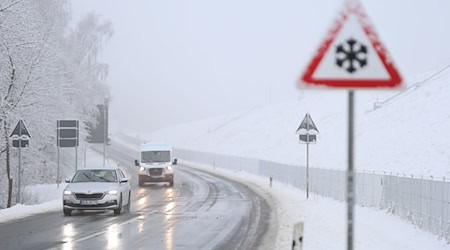 Auch zum Wochenende hin begleiten die Menschen in Sachsen Schnee und Glätte. (Symbolbild) / Foto: Matthias Bein/dpa