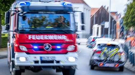 Ein Großbrand am Stadtrand Dresdens beschäftigt die Feuerwehr noch immer. (Symbolbild) / Foto: Jens Büttner/dpa