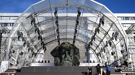 The stage for the grand opening show at the Karl Marx Monument in Chemnitz / Photo: Hendrik Schmidt/dpa