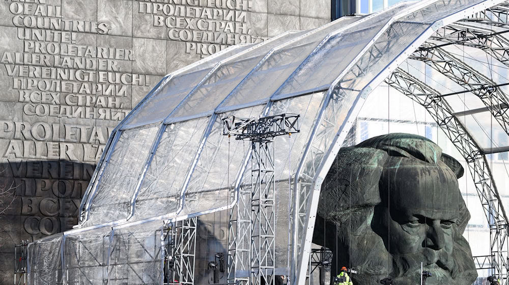 Die große Eröffnungsshow steigt am Samstagabend am Marx-Monument, die Hauptbühne wurde bereits errichtet. / Foto: Hendrik Schmidt/dpa